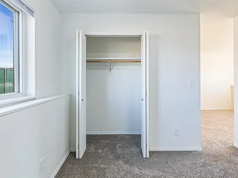 North Russell Apts-1650 N Russell — Photo 32