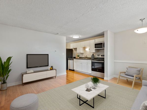 8 S Clarkson St APT 202