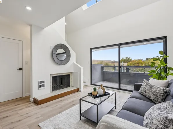 7 Embarcadero W APT 207, Oakland, CA 94607