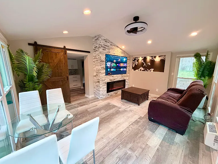 2836 E Mount Tabor Cir — Photo 3