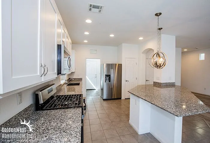 4 bed, 2.5 bath, 2161 sqft, $2,700 — Photo 3