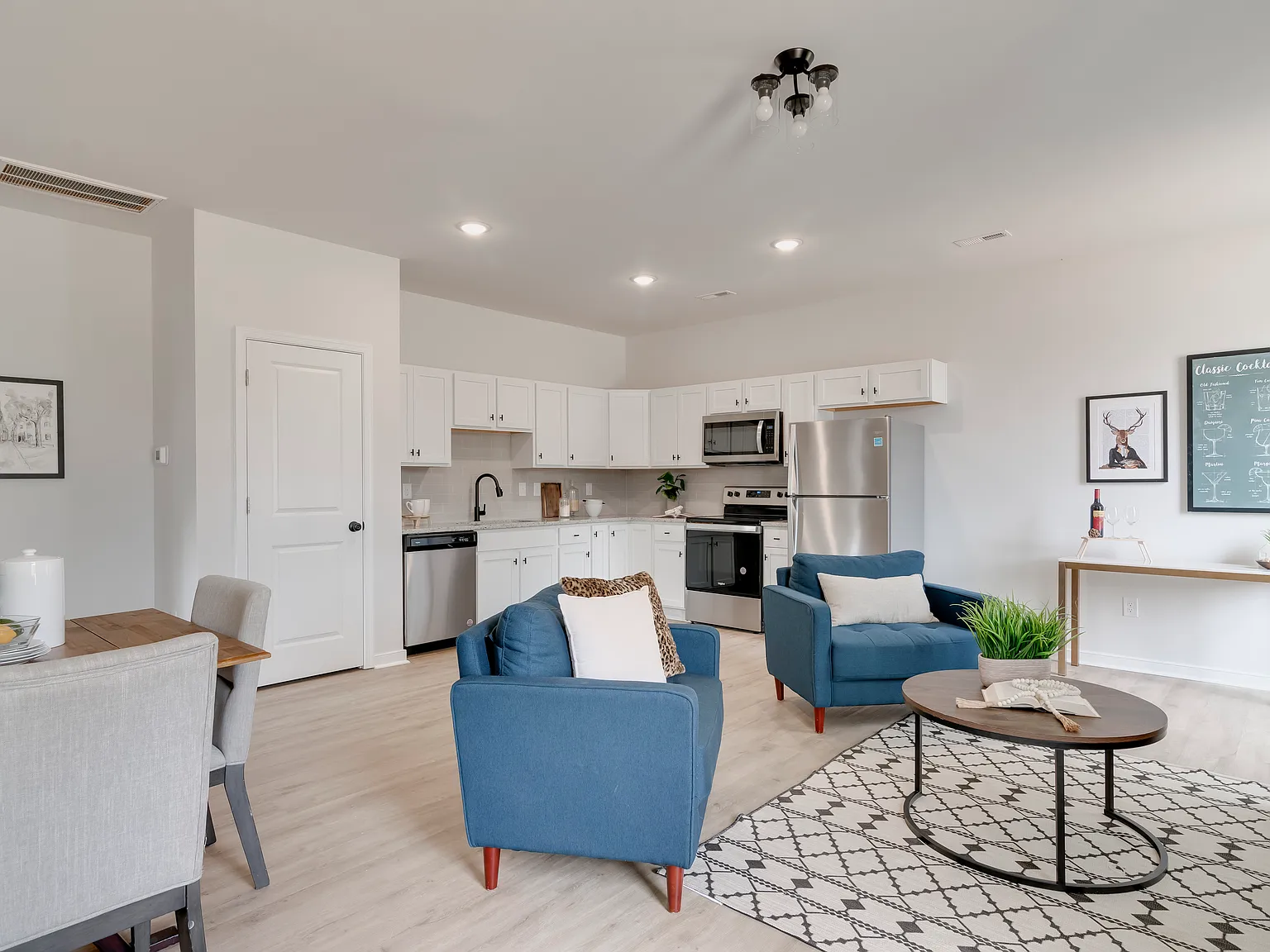 2 bed, 1.5 bath, 1025 sqft, $2,114 — Photo 2