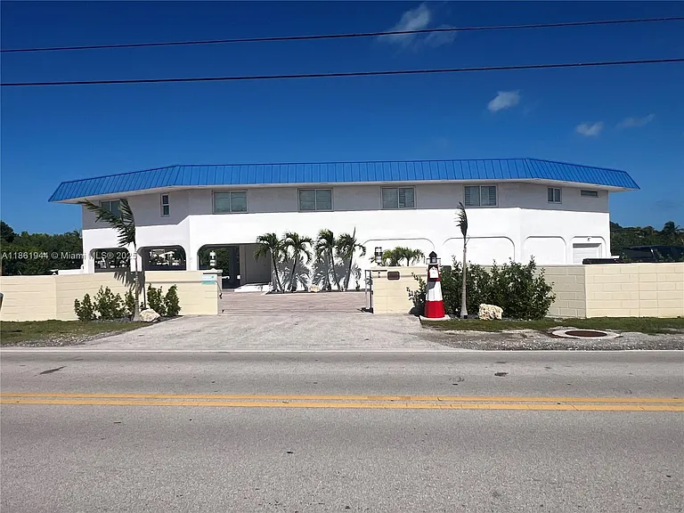 7760 Aviation Blvd — Photo 14