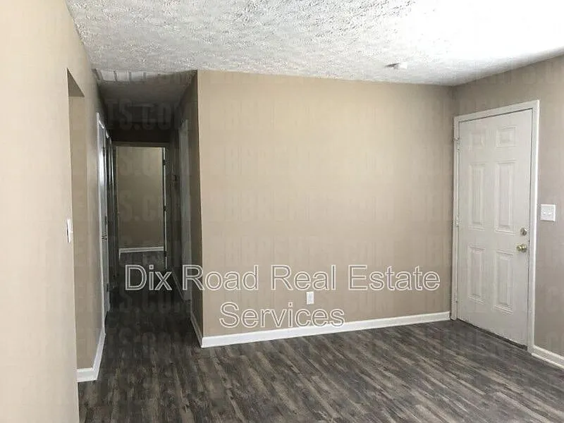 3 bed, 1.0 bath, 864 sqft, $1,050 — Photo 4