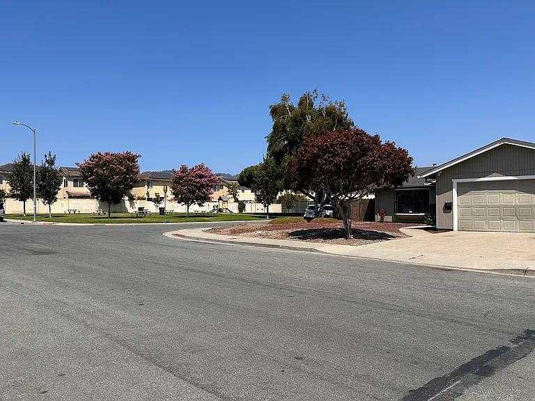 984 McKenzie Ave — Photo 2