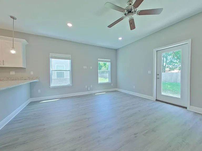 840 Fairview Dr — Photo 4