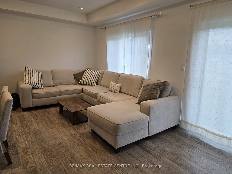 36 Queensbrook Cres — Photo 10