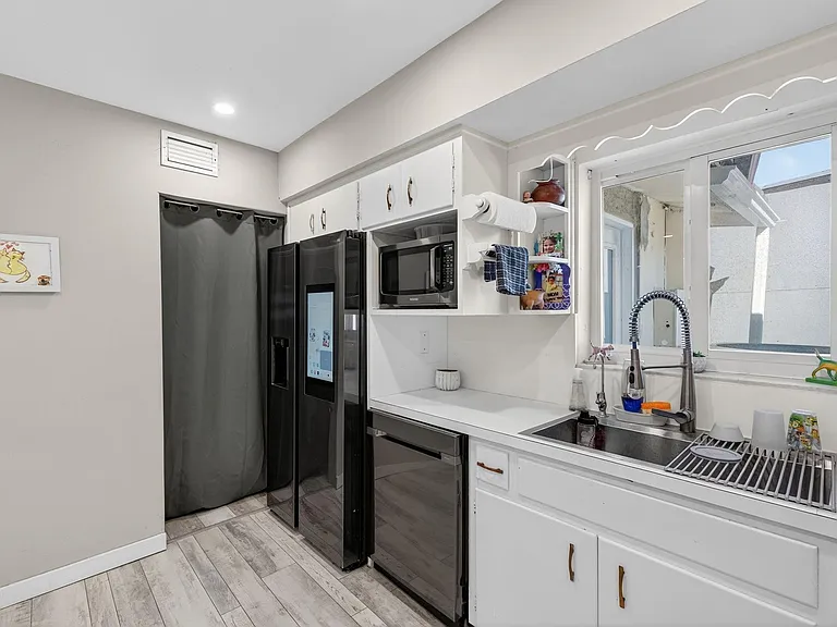 1570 NE 30th Pl — Photo 21