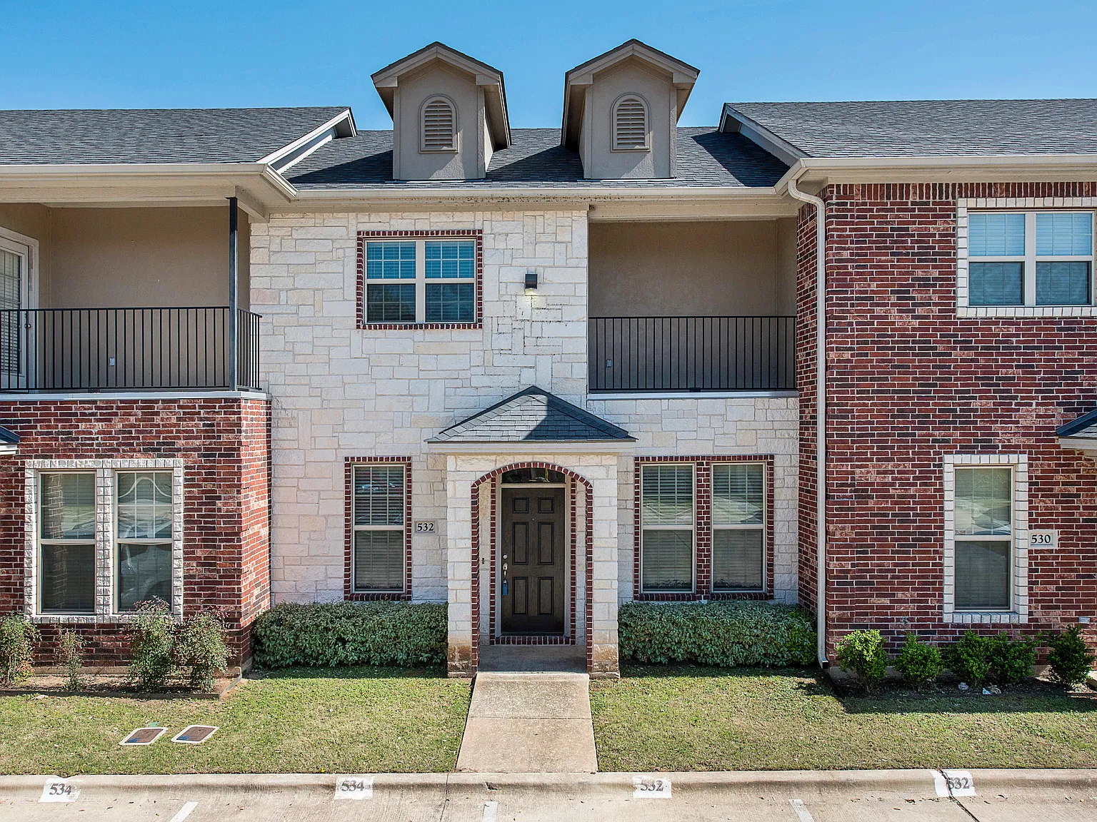 3 bed, 3.5 bath, 1426 sqft, $1,950 — Photo 1