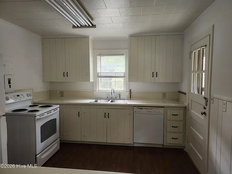 340 E Delaware Ave — Photo 7