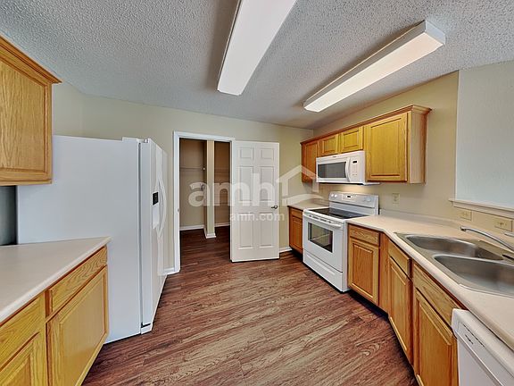 3rd image of 711 Thornwood Ct