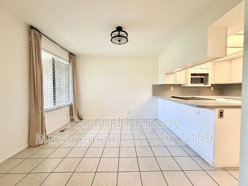 3 bed, 3.5 bath, 2800 sqft, $2,495 — Photo 3