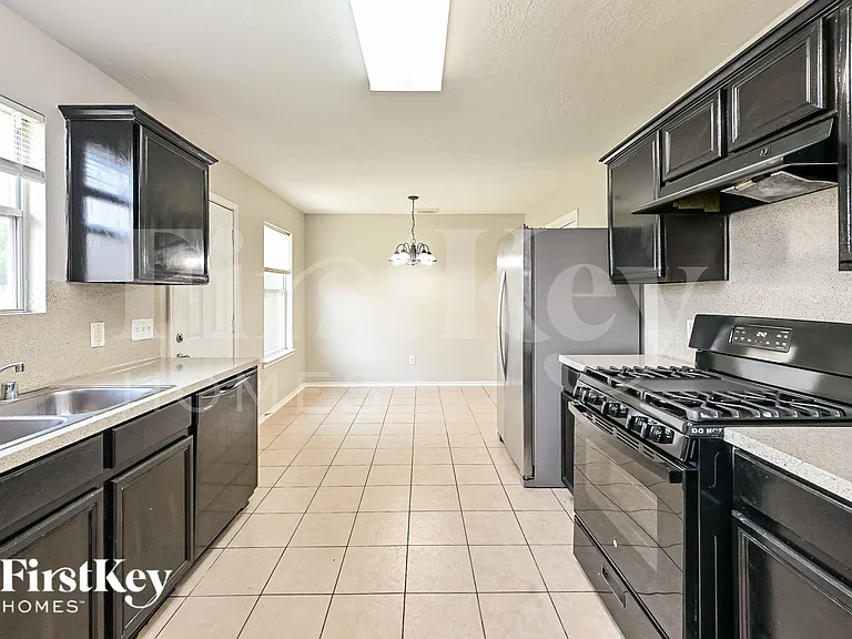 1319 Seagler Pond Ln — Photo 7
