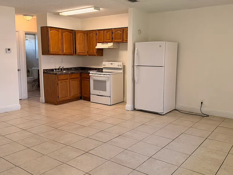640 SW 9th Ct #11 — Photo 7
