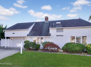 19 Ripple Ln, Levittown, NY 11756