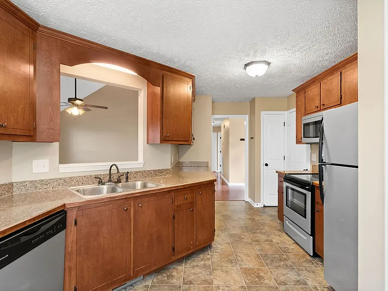 1390 Whitt Ln — Photo 12