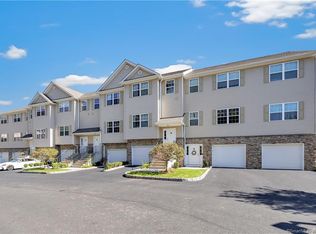 39 Riverview Ct #39, Brookfield, CT 06804
