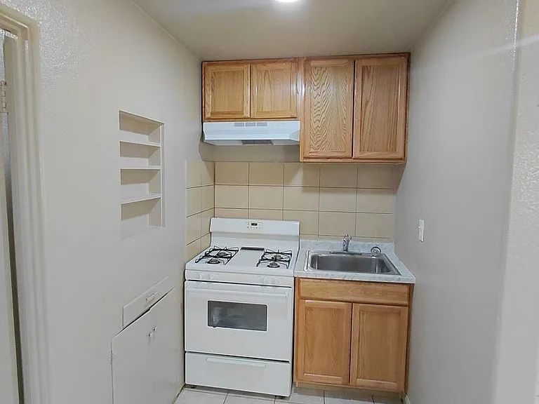 206-212 E B St — Photo 5