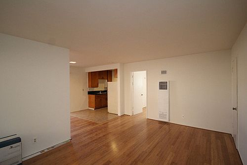 4th image of 100 S Grand Oaks Ave APT 4
