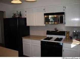 27 S Pointe Cir, Tinton Falls, NJ