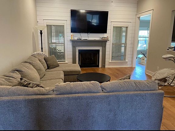 5th image of 102 Hollow Wood Way