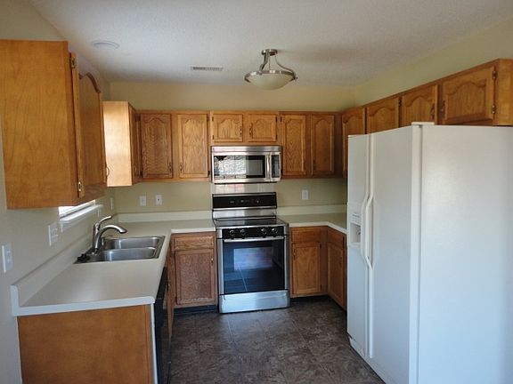 4th image of 585 Blythewood Ct