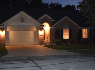 3252 Ridgetop View Dr, Saint Louis, MO 63129