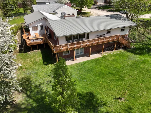 1612 Parkside Ct, Freeport, IL 61032