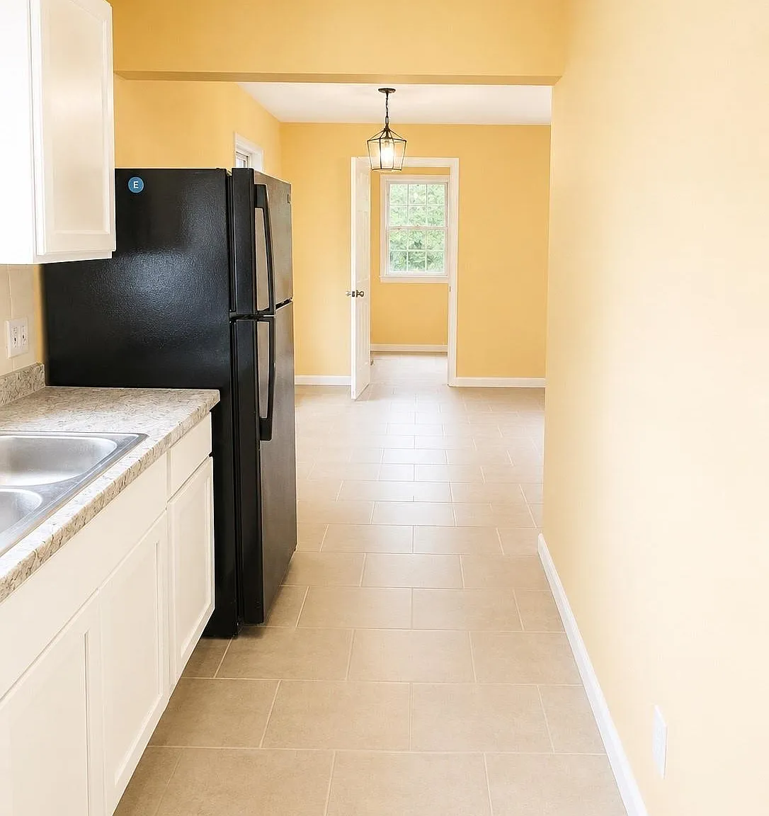 3 bed, 1.0 bath, 800 sqft, $1,400 — Photo 3