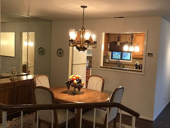 4th image of 1014 Lakeland Ct APT 1B