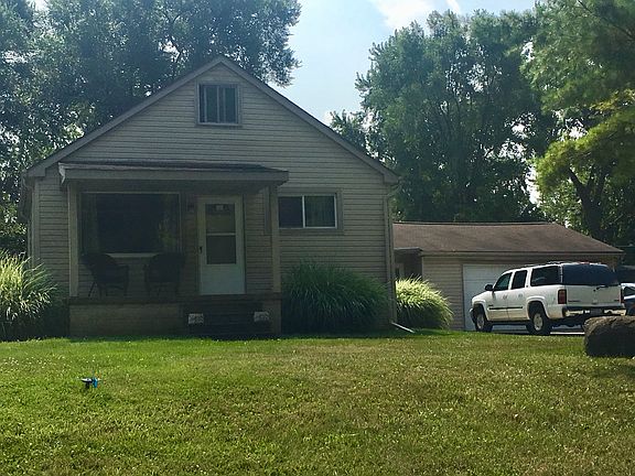 2nd image of 561 Lakeside Dr