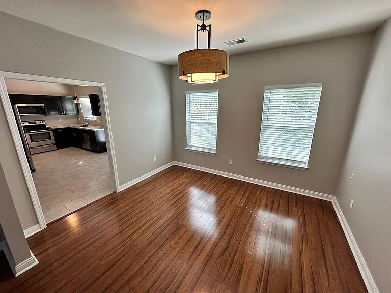408 Cunningham Ln — Photo 5