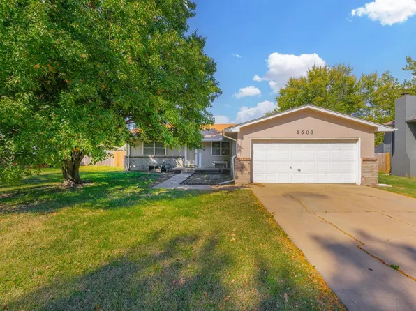 1608 N Derby Hills Ct, Derby, KS 67037