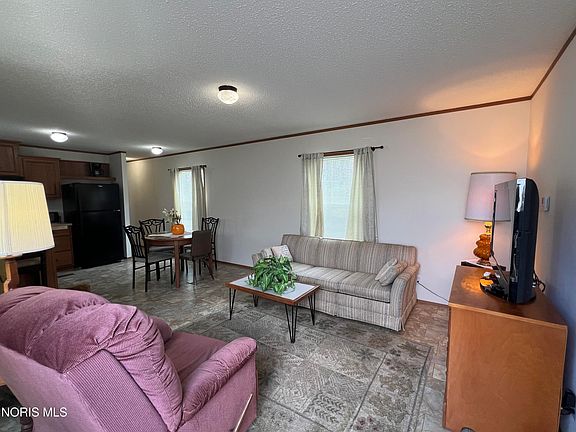 4th image of 404 N Main St