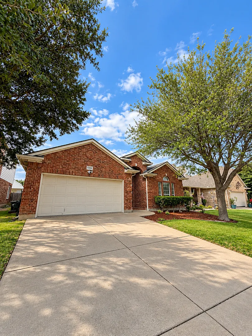 Charming & Spacious 3-Bedroom Home in Trails of Marine Creek! — Photo 1