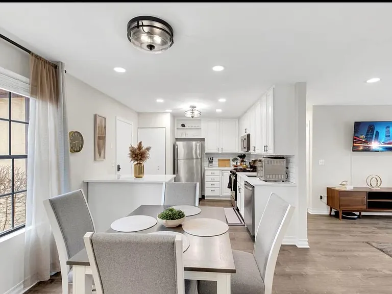 379 Sandhurst Cir — Photo 11