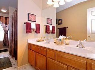 445 Mockingbird Ct, Lindenhurst, IL 60046