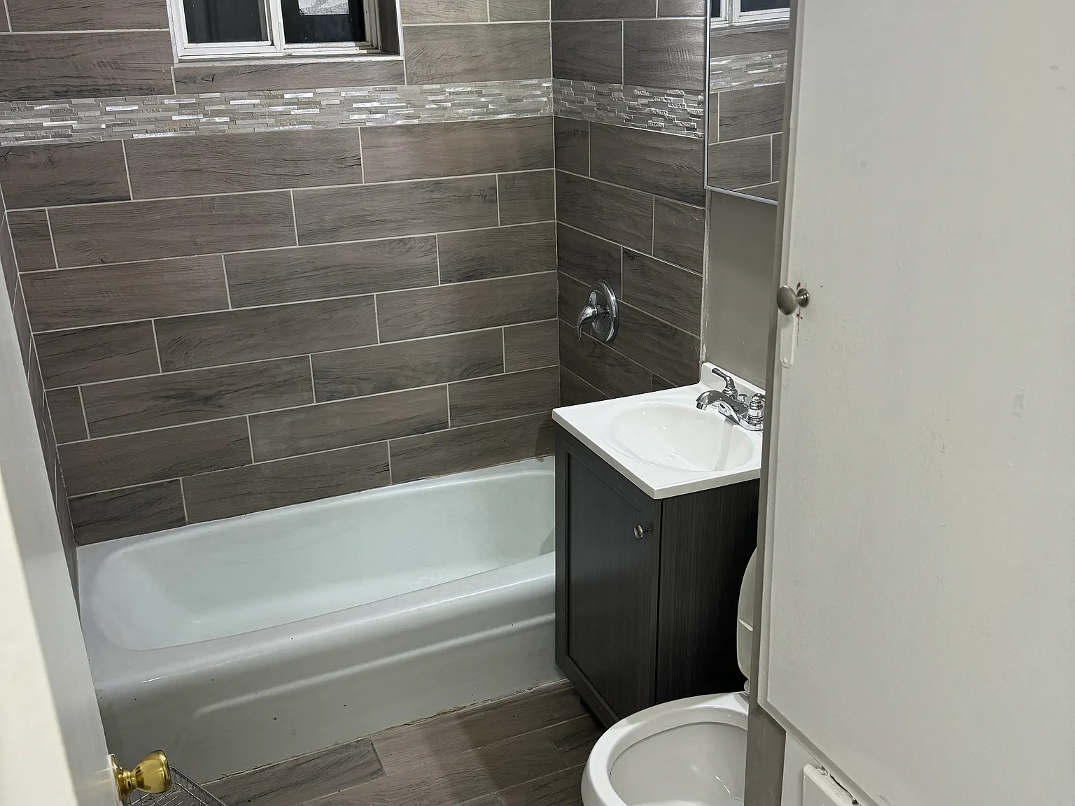 4 bed, 1169 sqft, $2,095 — Photo 2