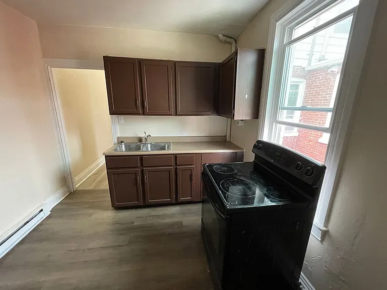 720 W Poplar St — Photo 8