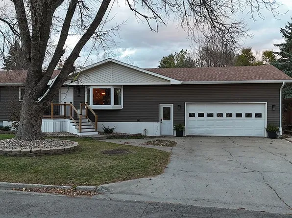 136 14th St NE, Watertown, SD 57201