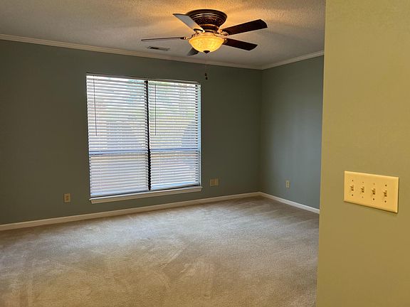 5th image of 10 Upton Ct
