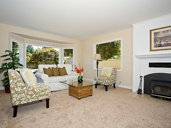 Living rm w/ fplce insert