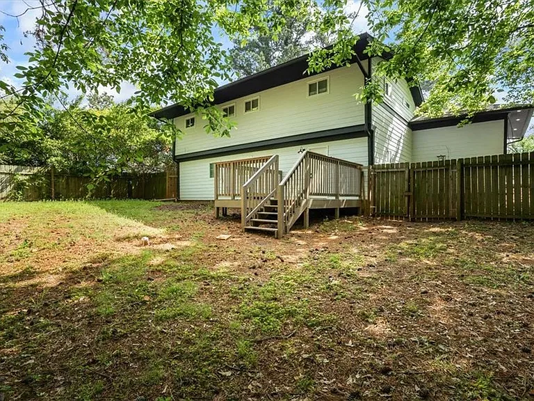2223 Columbia Dr — Photo 36