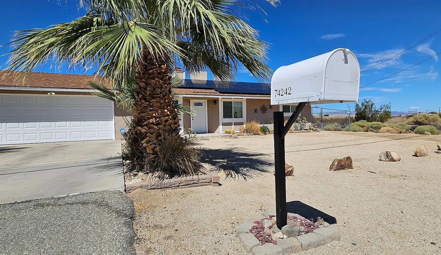 3 Bed 2 Bath Home, Spacious 2 Car Garage & a Fully Fenced Back Yard — Photo 2
