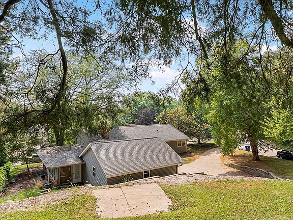 3rd image of 5 Riverview Park Dr