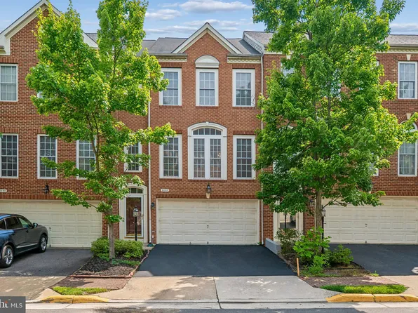 8082 Samuel Wallis St, Lorton, VA 22079
