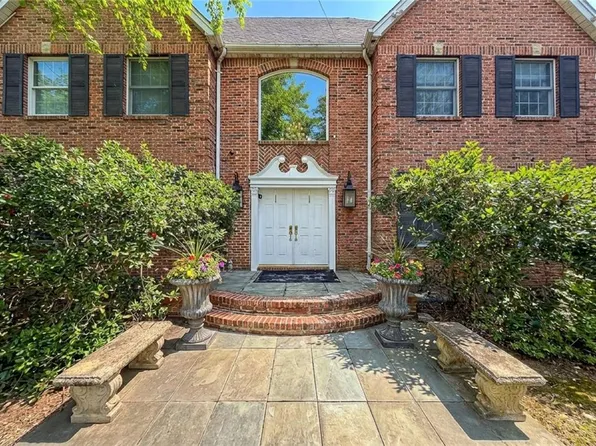 2 Warrenton Ln, Colts Neck, NJ 07722