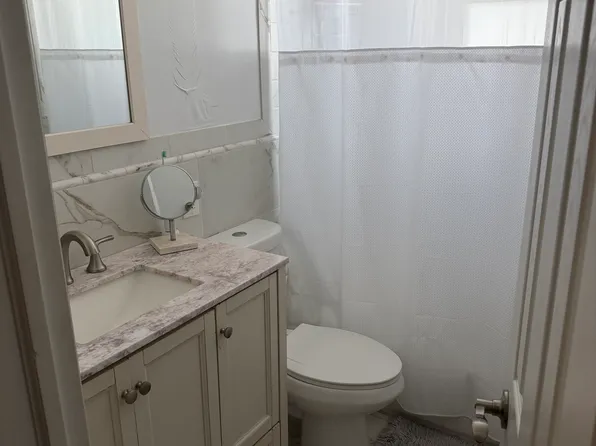 10 Charles St, Merrick, NY 11566