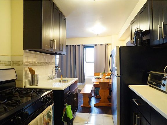 3rd image of 130 Saint Edwards St APT 10C