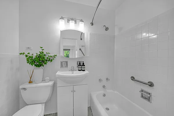 Bathroom, photo 1
